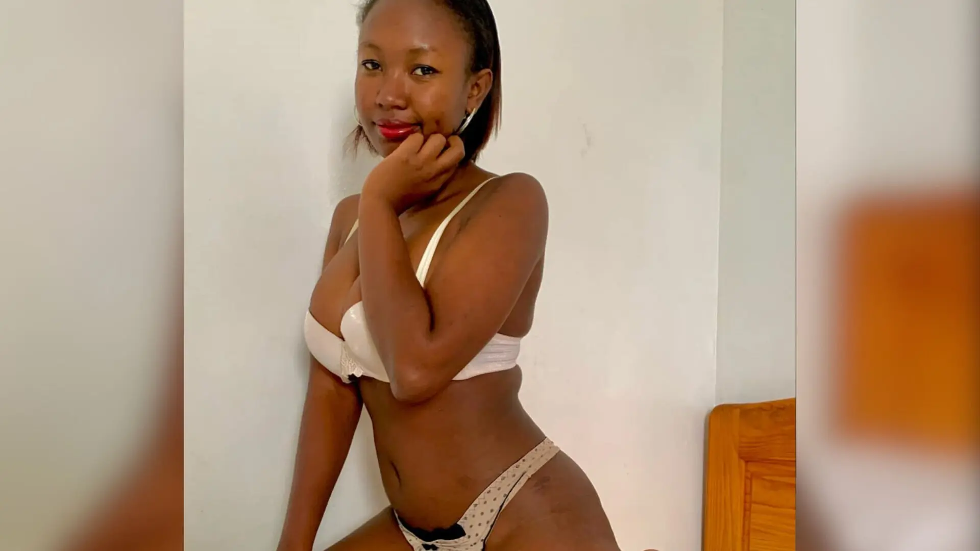Enter KimDelareine live cam